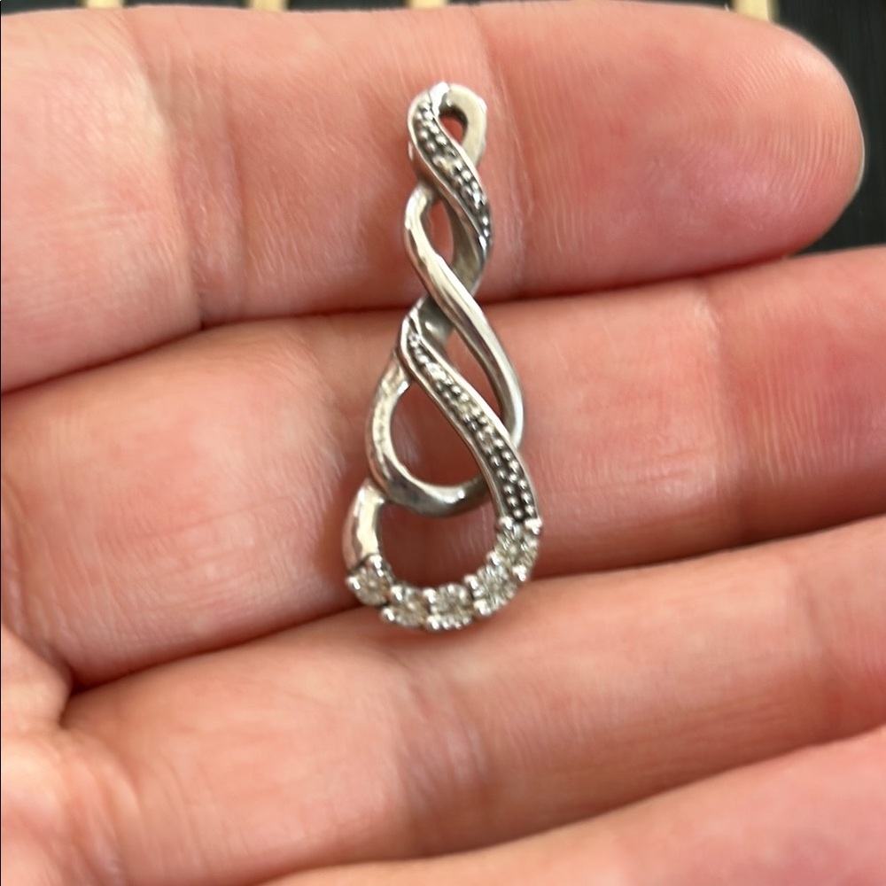 Elegant Silver Twisted Pendant